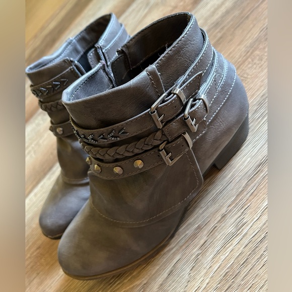 NWT Women’s Rampage Grey Ankle Boots - Picture 6 of 8